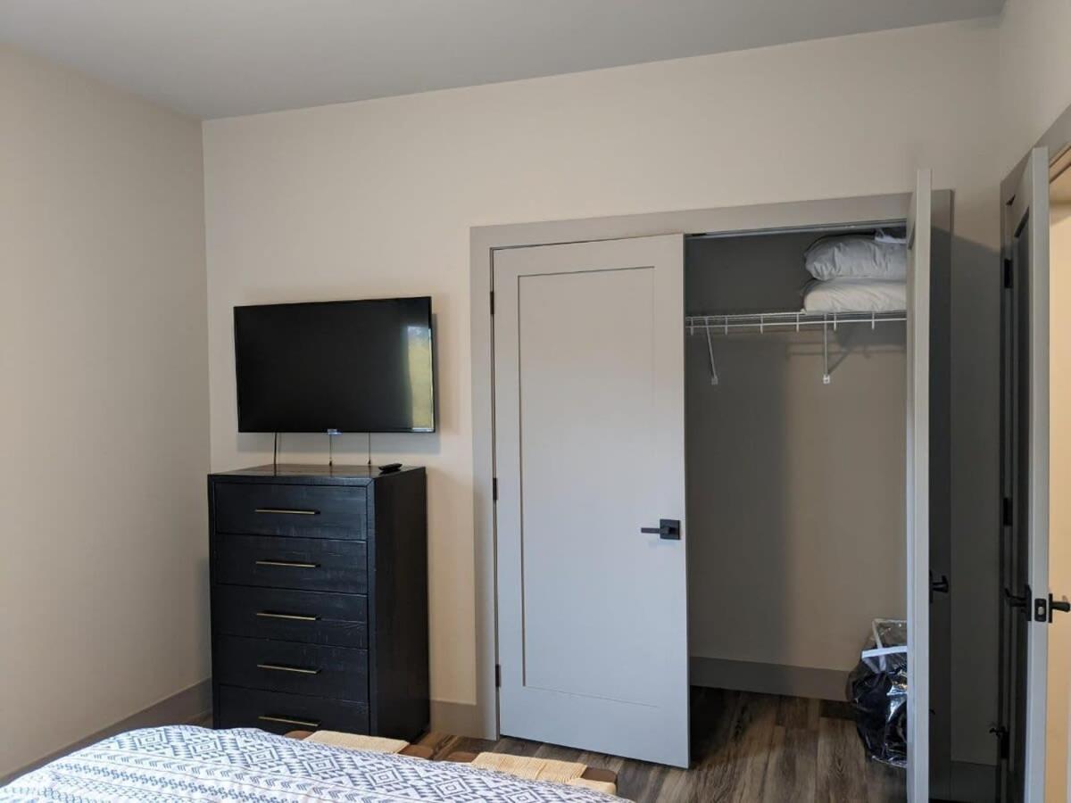 Modern Condo 210 Just Blocks From Lake Michigan Traverse City Buitenkant foto